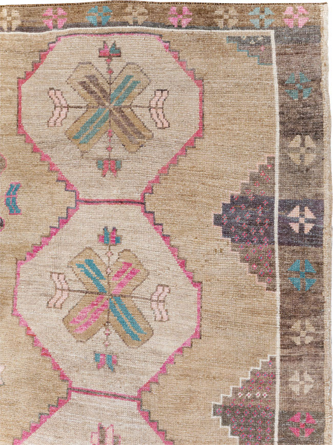 Vintage Turkish Anatolian Room Size Carpet, No.30816 - Staging
