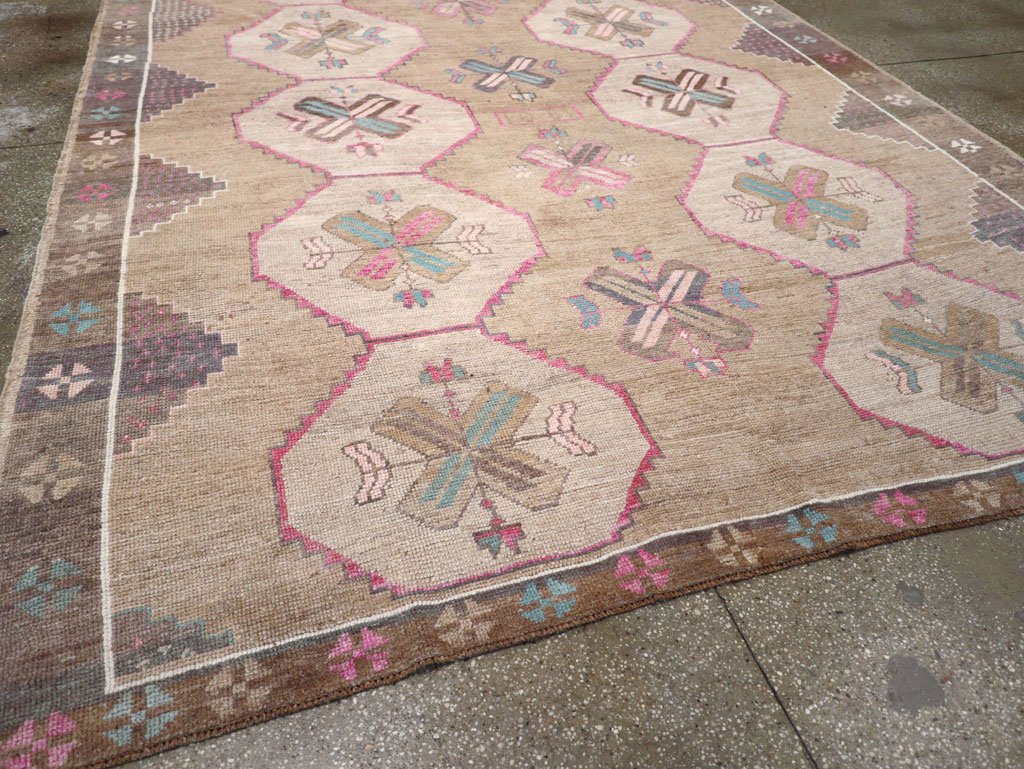 Vintage Turkish Anatolian Room Size Carpet, No.30816 - Staging