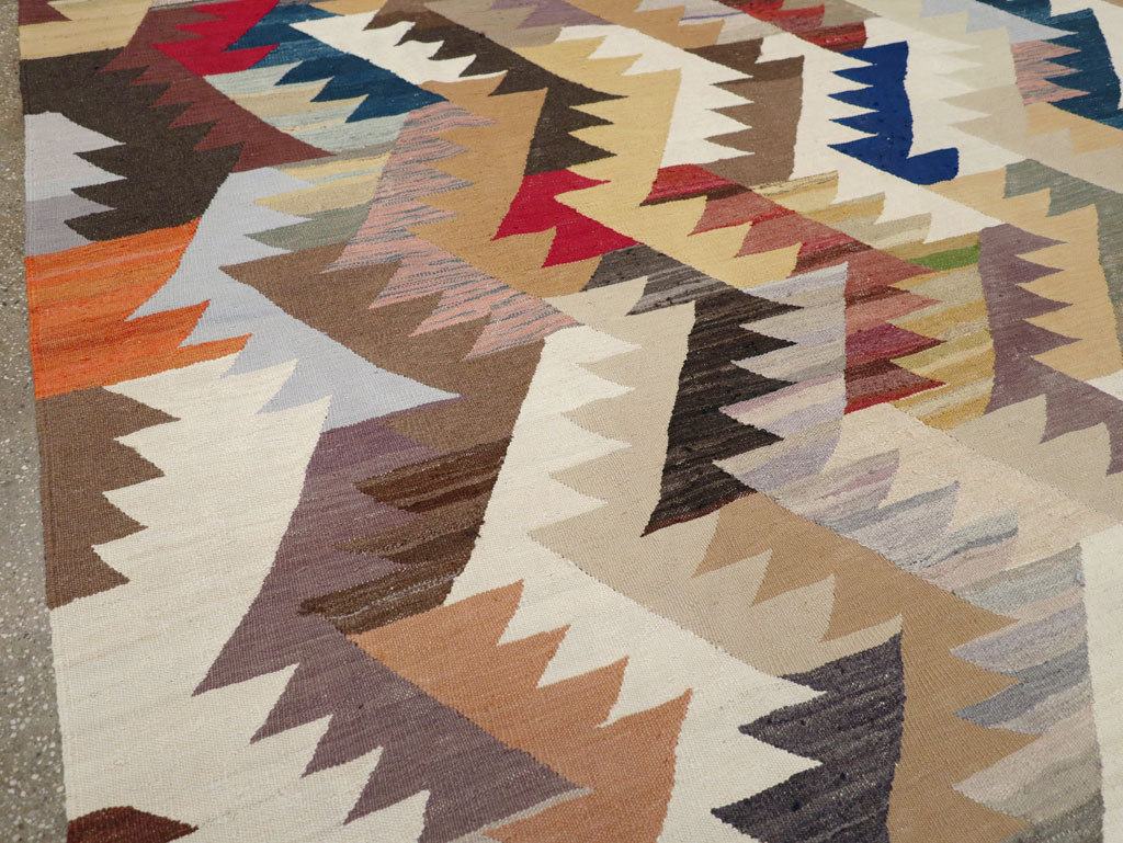 Contemporary Turkish Flatweave Kilim Room Size Carpet, No.30862 - Staging