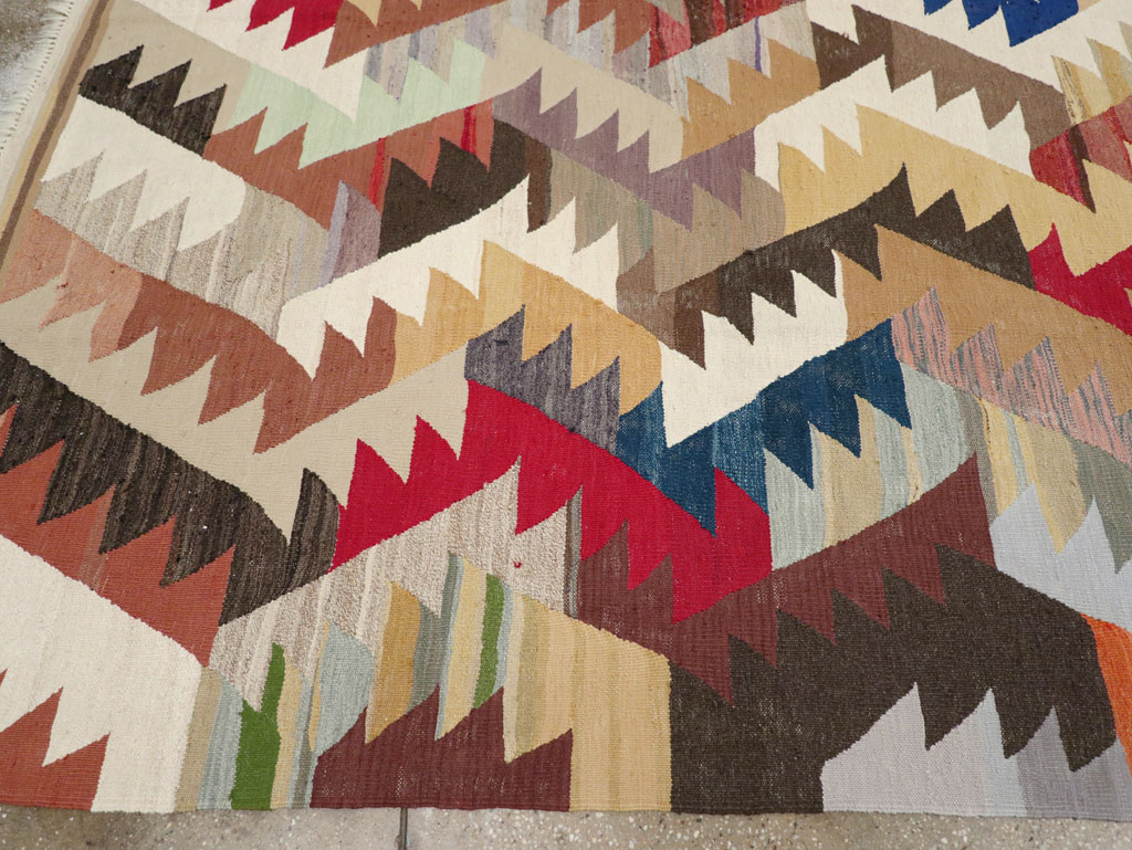 Contemporary Turkish Flatweave Kilim Room Size Carpet, No.30862 - Staging