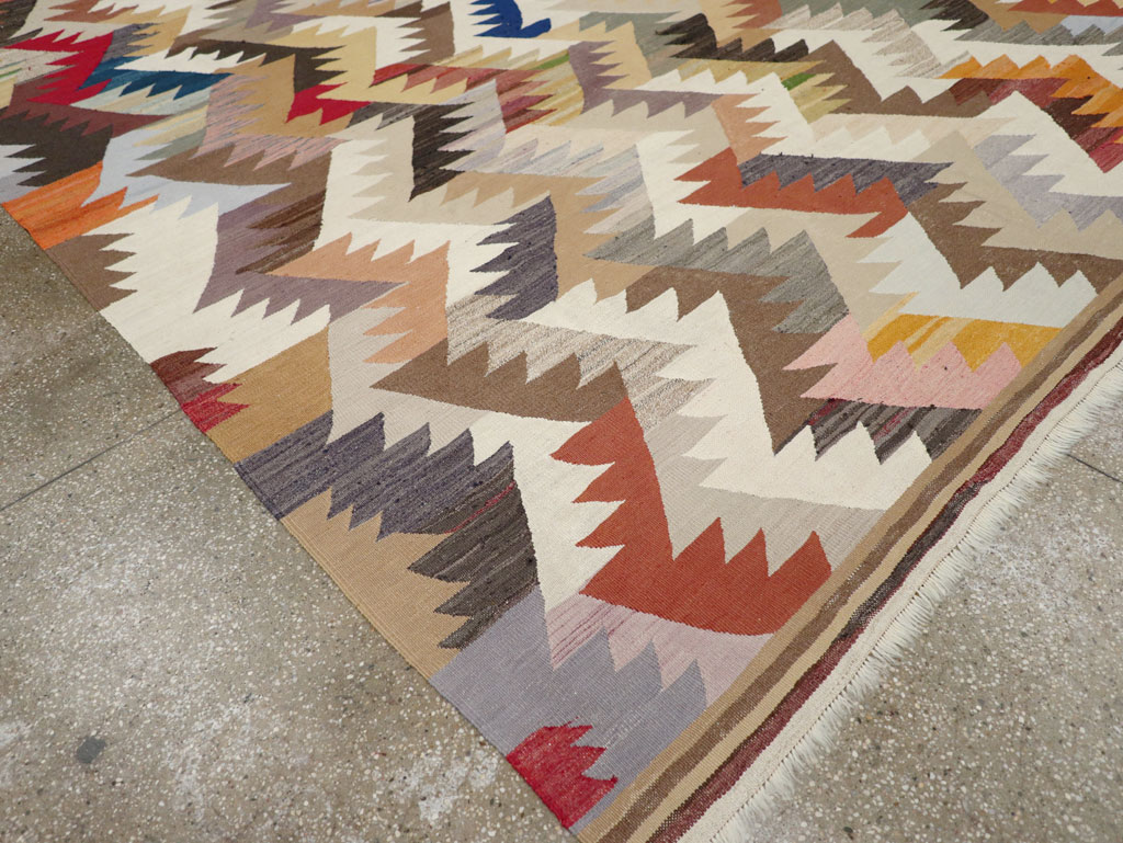 Contemporary Turkish Flatweave Kilim Room Size Carpet, No.30862 - Staging