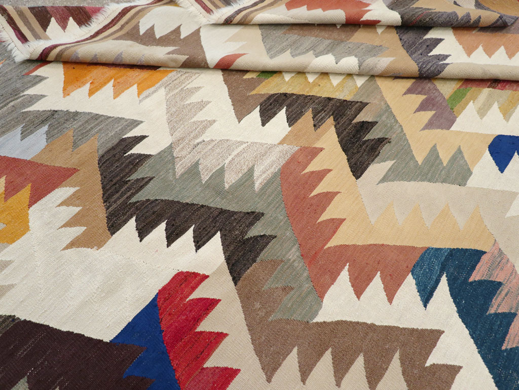 Contemporary Turkish Flatweave Kilim Room Size Carpet, No.30862 - Staging