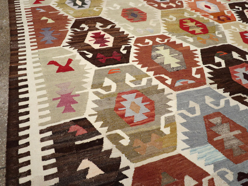 Contemporary Turkish Flatweave Kilim Room Size Carpet, No.30863 - Staging