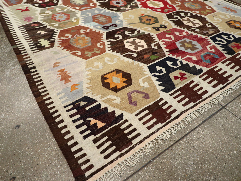 Contemporary Turkish Flatweave Kilim Room Size Carpet, No.30863 - Staging