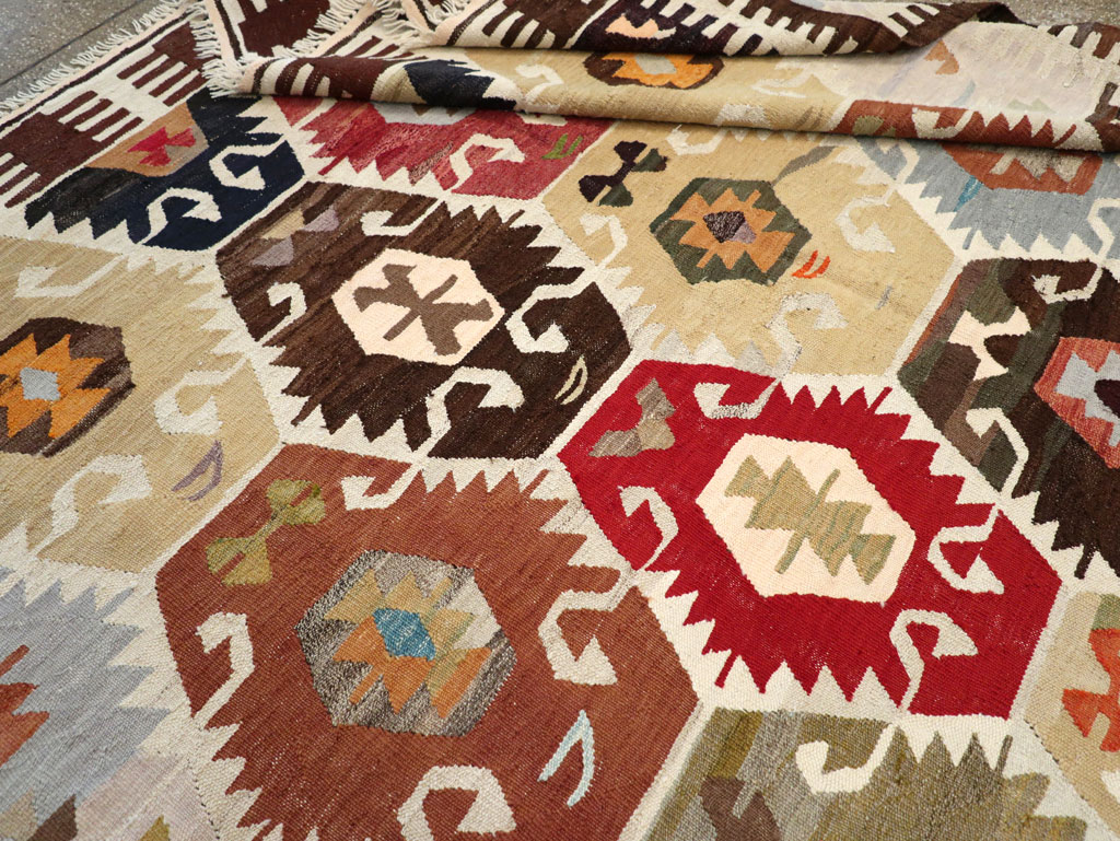 Contemporary Turkish Flatweave Kilim Room Size Carpet, No.30863 - Staging