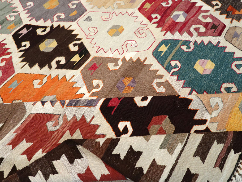 Contemporary Turkish Flatweave Kilim Room Size Carpet, No.30865 - Staging