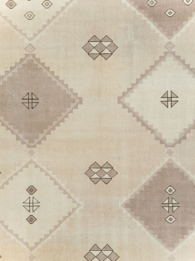 Vintage Turkish Anatolian Small Room Size Carpet, No.31020 - Staging
