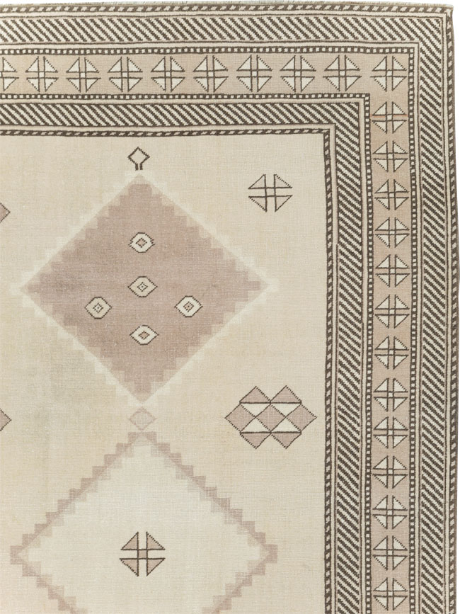 Vintage Turkish Anatolian Small Room Size Carpet, No.31020 - Staging