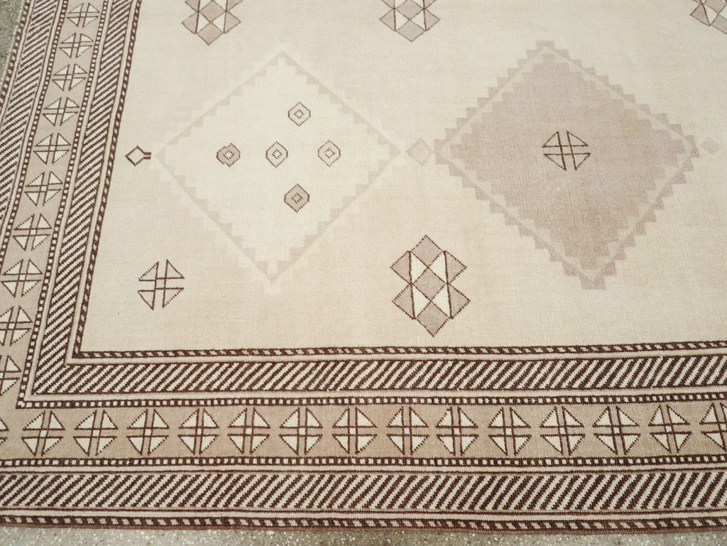 Vintage Turkish Anatolian Small Room Size Carpet, No.31020 - Staging