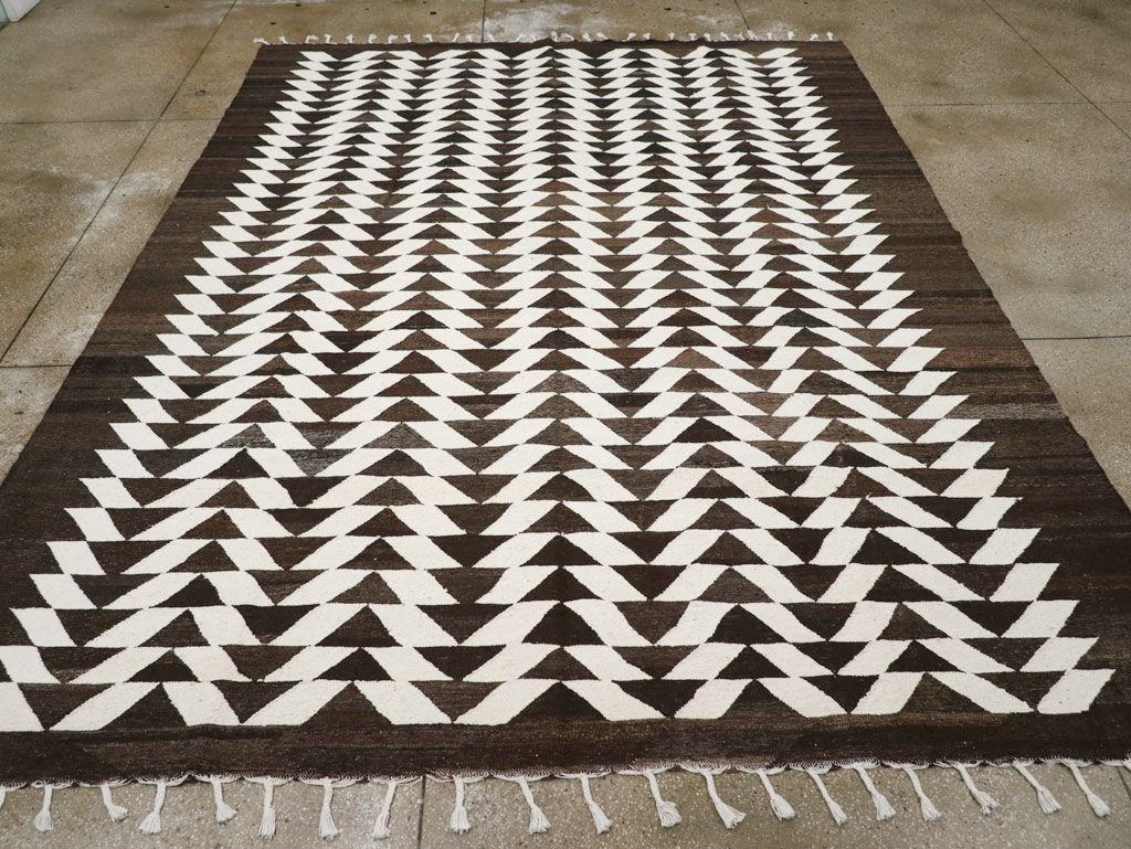 Contemporary Turkish Flatweave Kilim Room Size Carpet, No.31045 - Staging