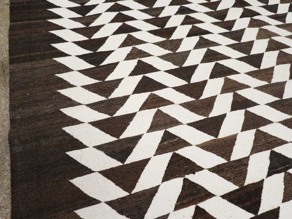 Contemporary Turkish Flatweave Kilim Room Size Carpet, No.31045 - Staging