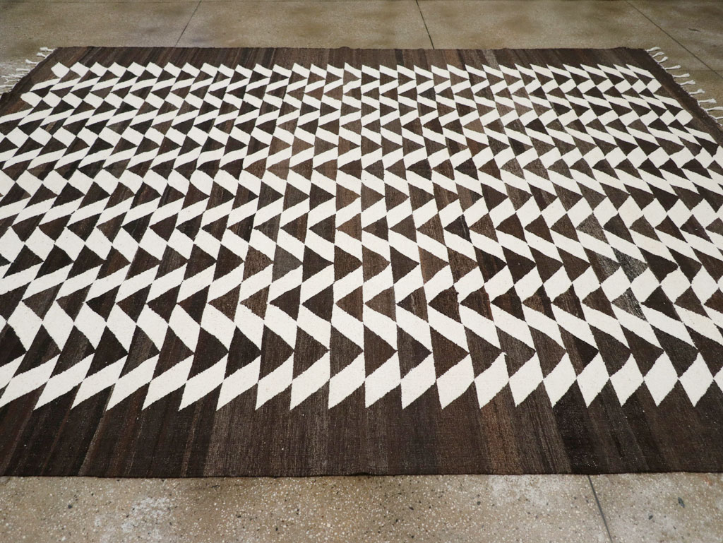 Contemporary Turkish Flatweave Kilim Room Size Carpet, No.31045 - Staging