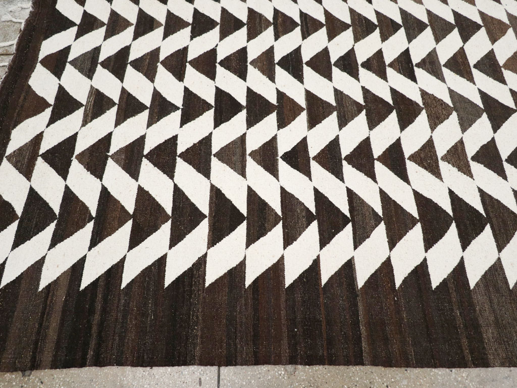 Contemporary Turkish Flatweave Kilim Room Size Carpet, No.31045 - Staging
