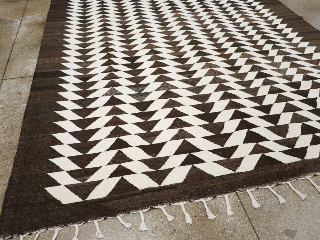 Contemporary Turkish Flatweave Kilim Room Size Carpet, No.31045 - Staging