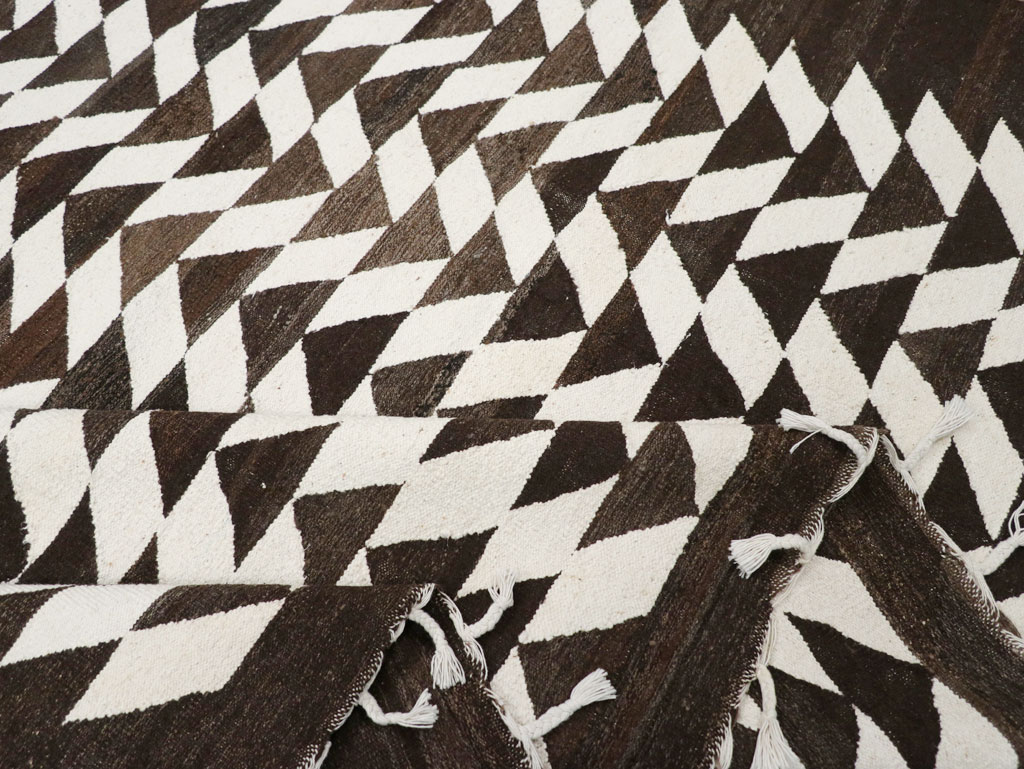 Contemporary Turkish Flatweave Kilim Room Size Carpet, No.31045 - Staging