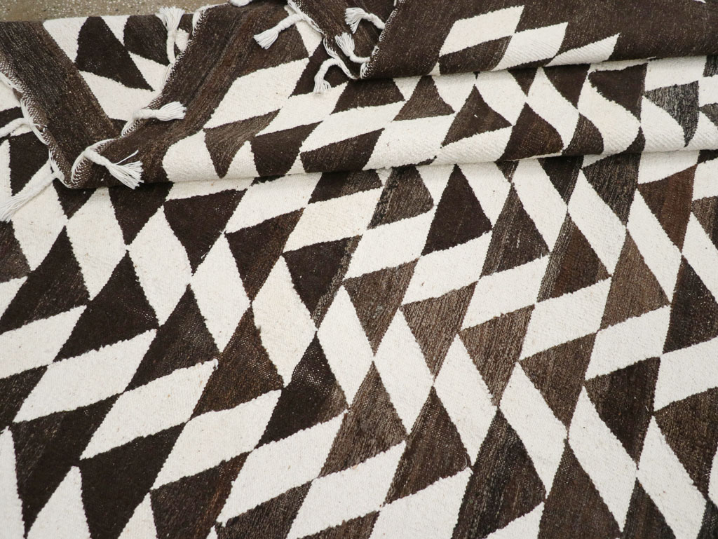 Contemporary Turkish Flatweave Kilim Room Size Carpet, No.31045 - Staging