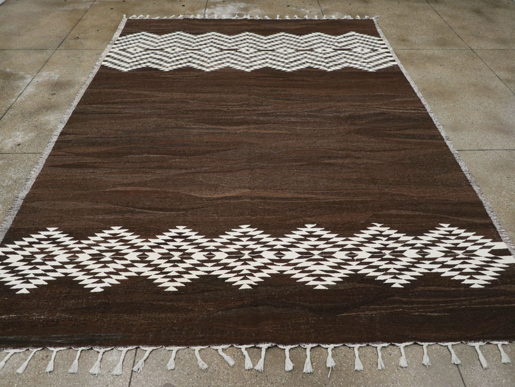 Contemporary Turkish Flatweave Kilim Room Size Carpet, No.31046 - Staging