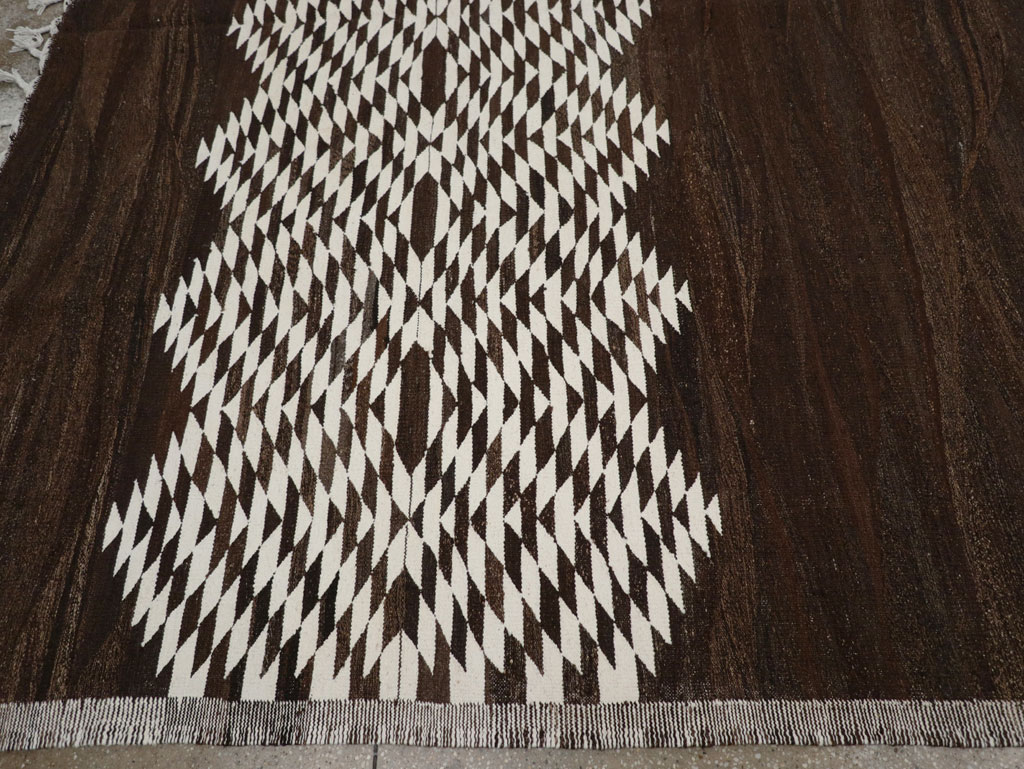 Contemporary Turkish Flatweave Kilim Room Size Carpet, No.31046 - Staging