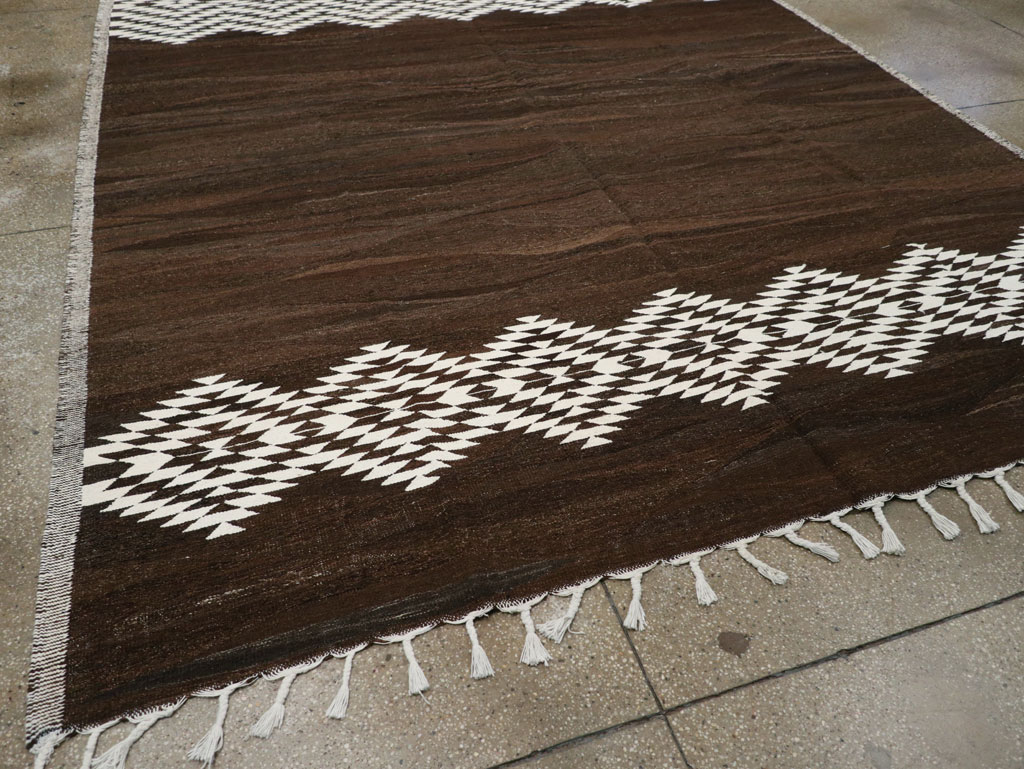 Contemporary Turkish Flatweave Kilim Room Size Carpet, No.31046 - Staging
