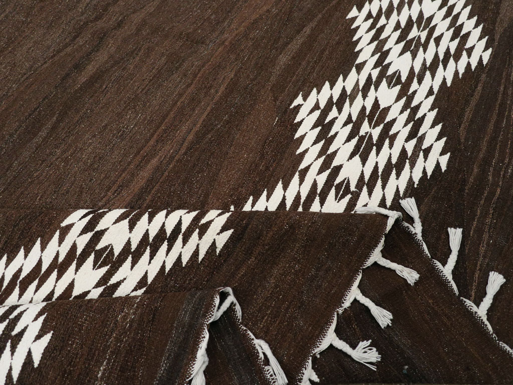 Contemporary Turkish Flatweave Kilim Room Size Carpet, No.31046 - Staging