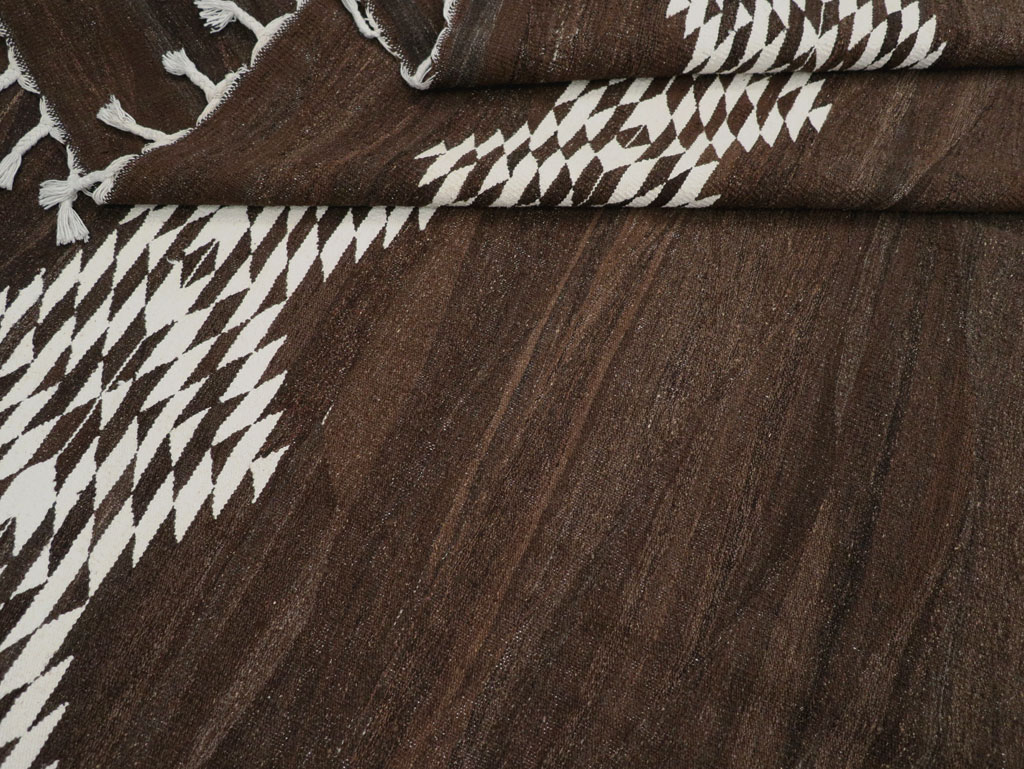 Contemporary Turkish Flatweave Kilim Room Size Carpet, No.31046 - Staging