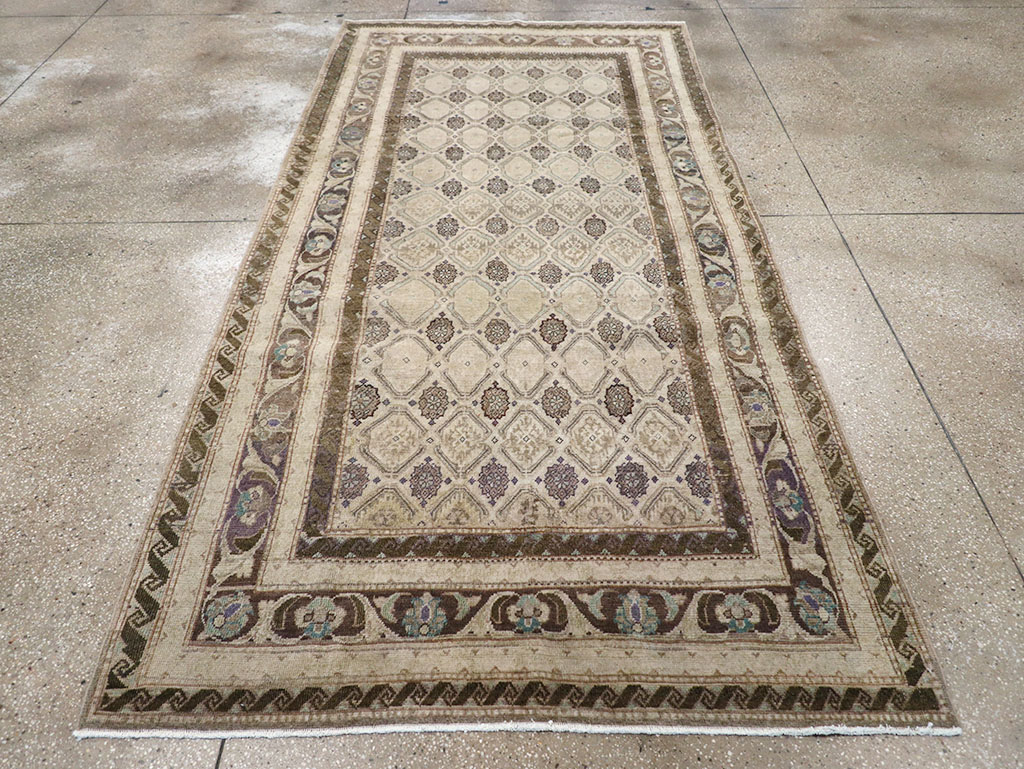 Vintage Persian Mahal Gallery Rug, No.31070 - Staging