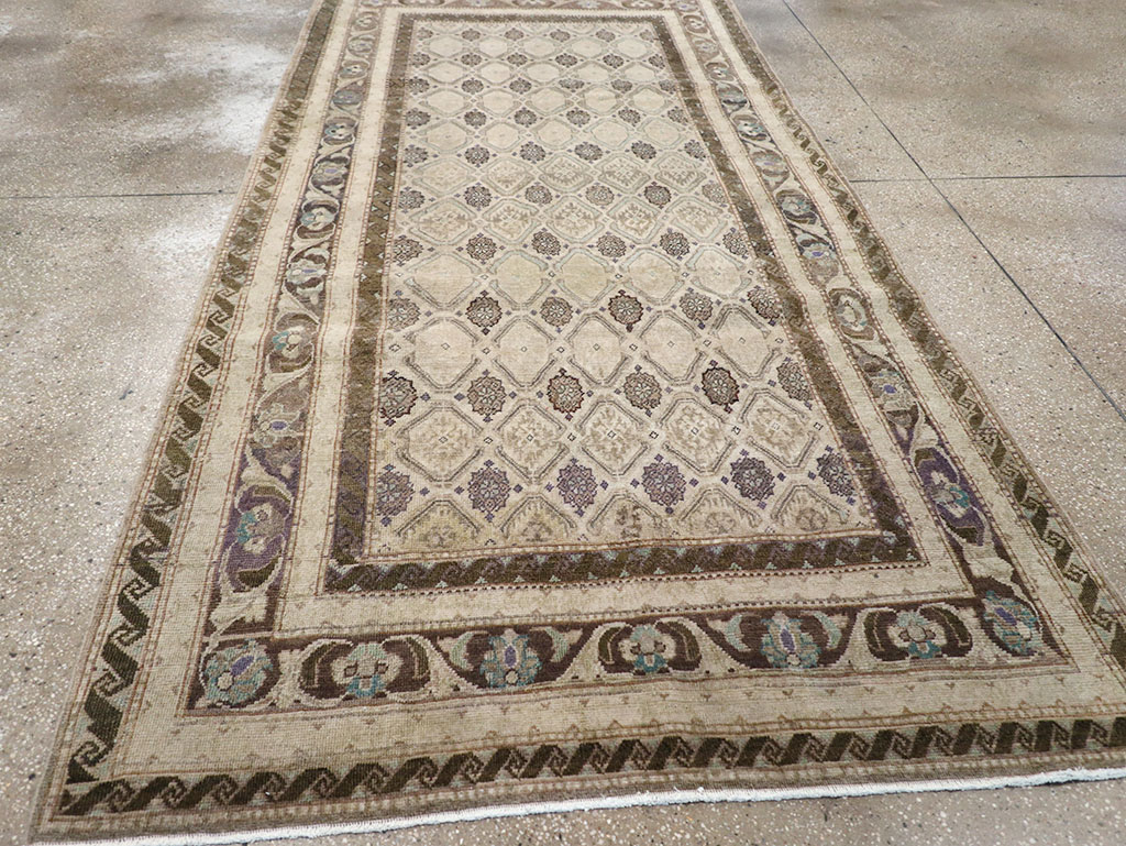 Vintage Persian Mahal Gallery Rug, No.31070 - Staging