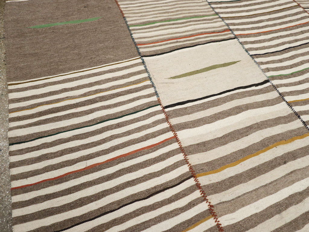 Contemporary Turkish Flatweave Kilim Room Size Carpet, No.31072 - Staging