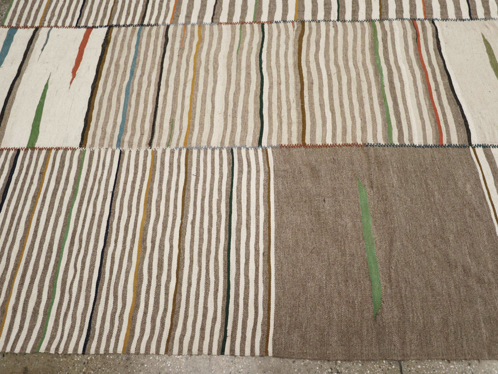 Contemporary Turkish Flatweave Kilim Room Size Carpet, No.31072 - Staging