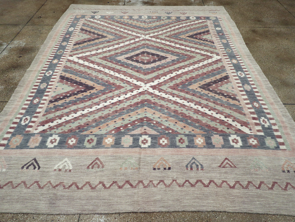 Modern Turkish Flatweave Kilim Room Size Carpet, No.31080 - Staging