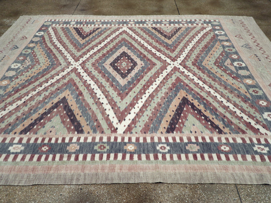 Modern Turkish Flatweave Kilim Room Size Carpet, No.31080 - Staging