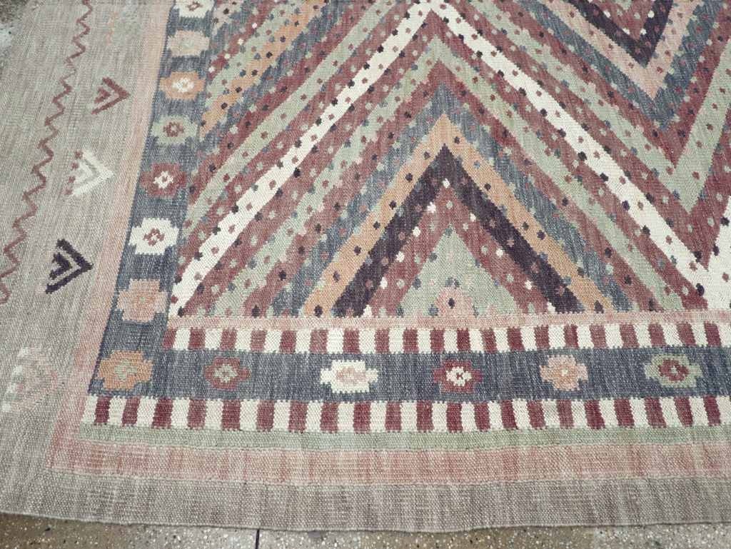 Modern Turkish Flatweave Kilim Room Size Carpet, No.31080 - Staging