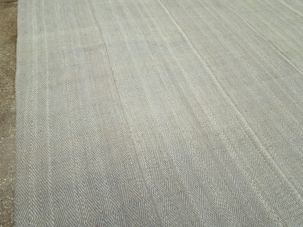 Contemporary Turkish Flatweave Kilim Room Size Carpet, No.31122 - Staging