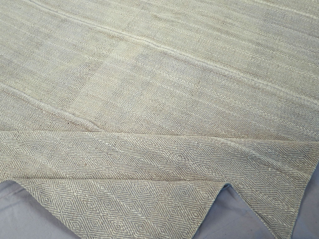 Contemporary Turkish Flatweave Kilim Room Size Carpet, No.31122 - Staging