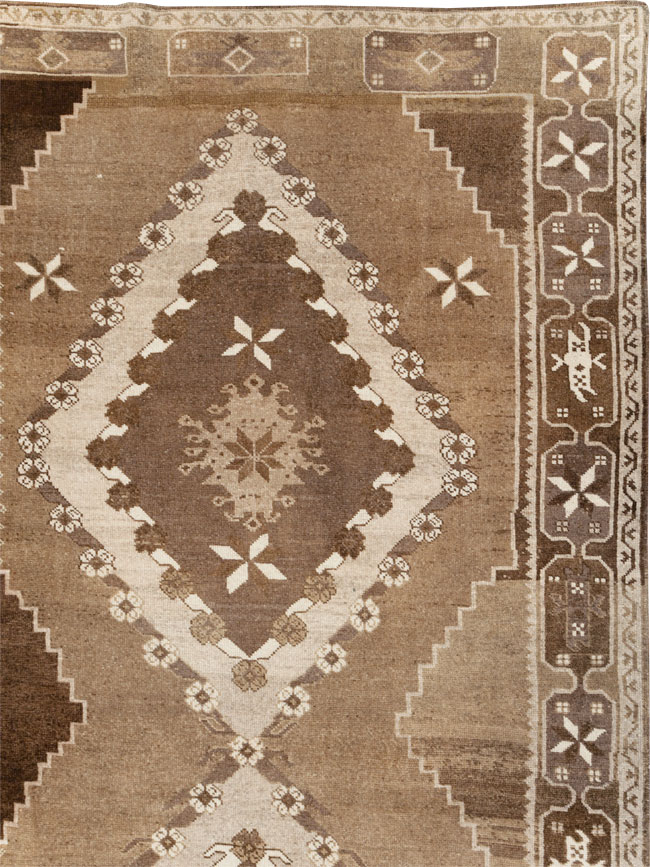 Vintage Turkish Anatolian Room Size Carpet, No.31400 - Staging
