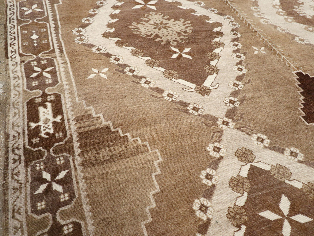 Vintage Turkish Anatolian Room Size Carpet, No.31400 - Staging