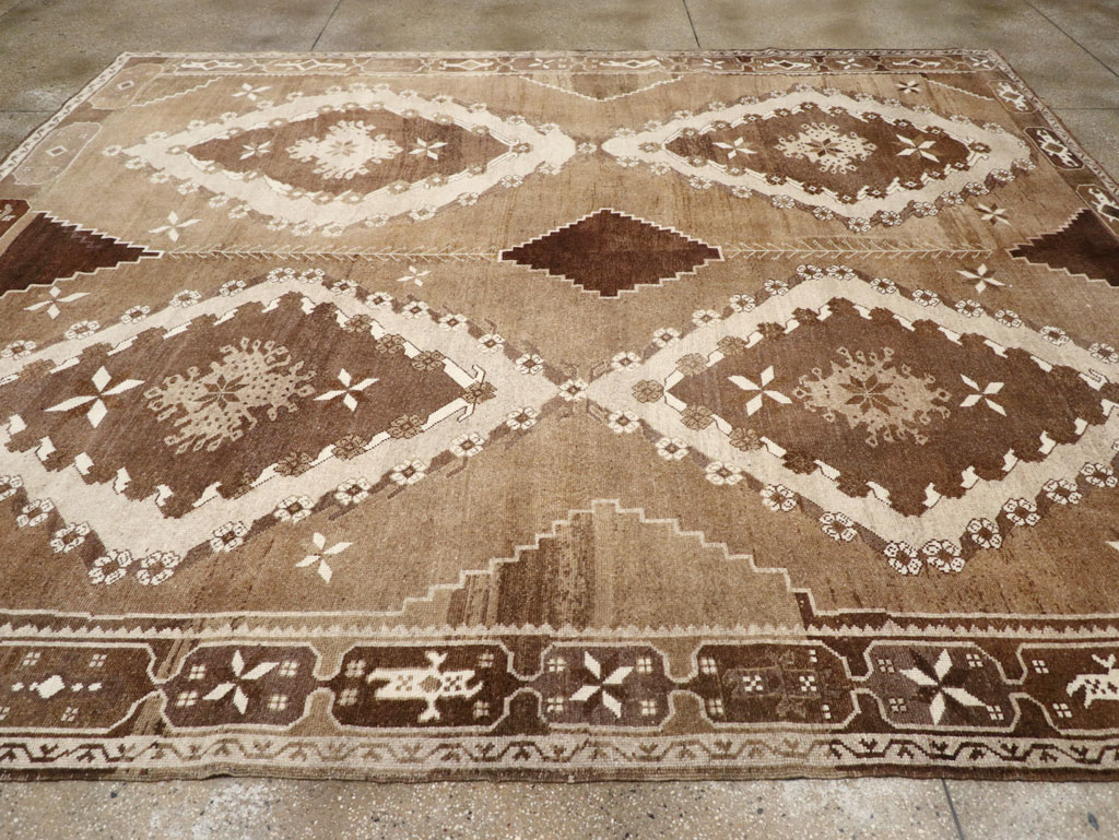 Vintage Turkish Anatolian Room Size Carpet, No.31400 - Staging