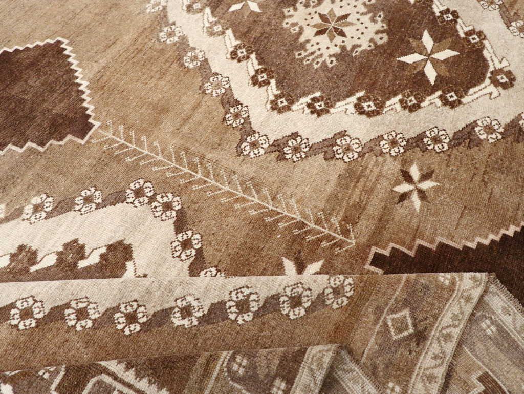 Vintage Turkish Anatolian Room Size Carpet, No.31400 - Staging