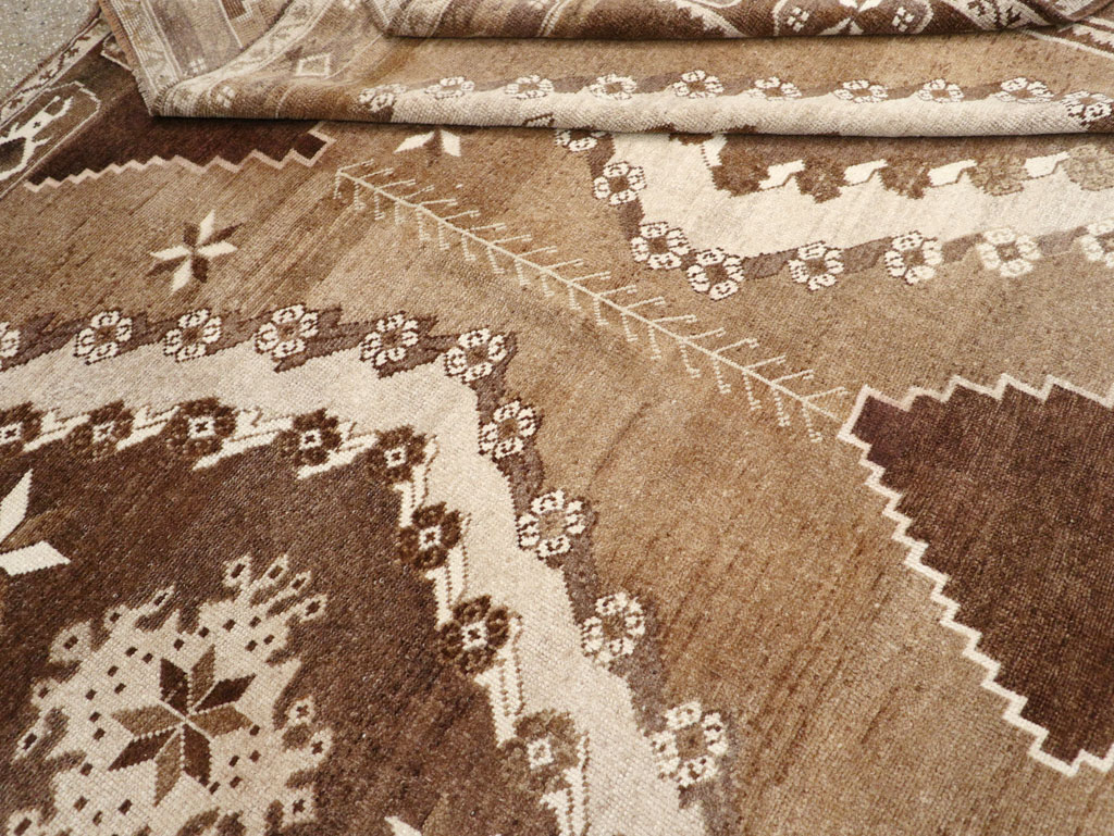 Vintage Turkish Anatolian Room Size Carpet, No.31400 - Staging