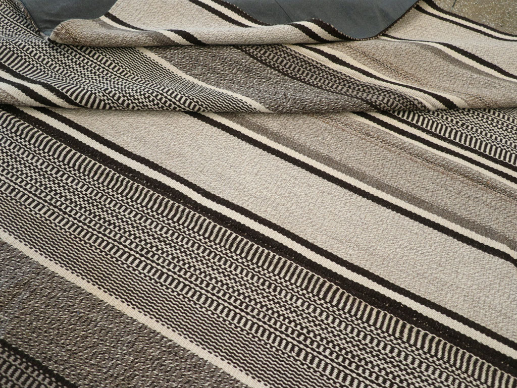 Modern Turkish Flatweave Room Size Carpet, No.31426 - Staging