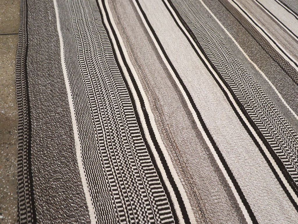 Modern Turkish Flatweave Large Room Size Carpet, No.31541 - Staging