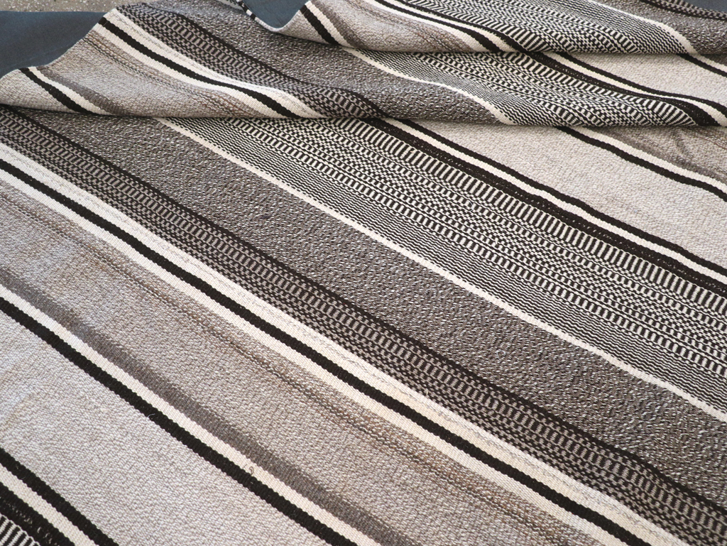 Modern Turkish Flatweave Large Room Size Carpet, No.31541 - Staging