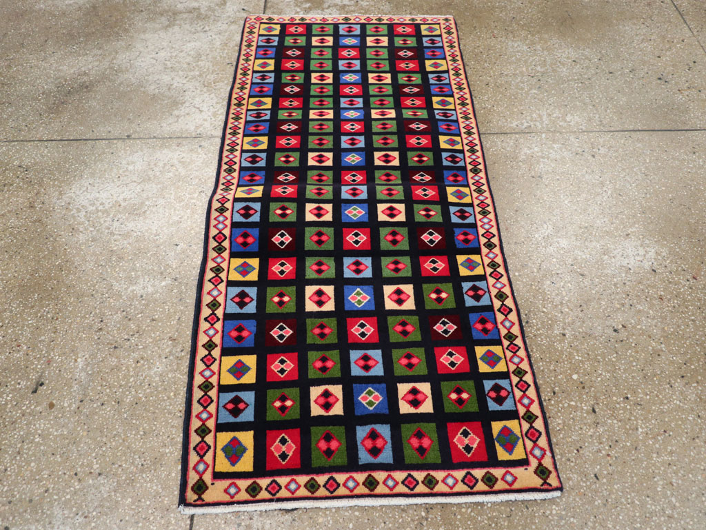 Vintage Persian Mahal Throw Rug, No.31548 - Staging