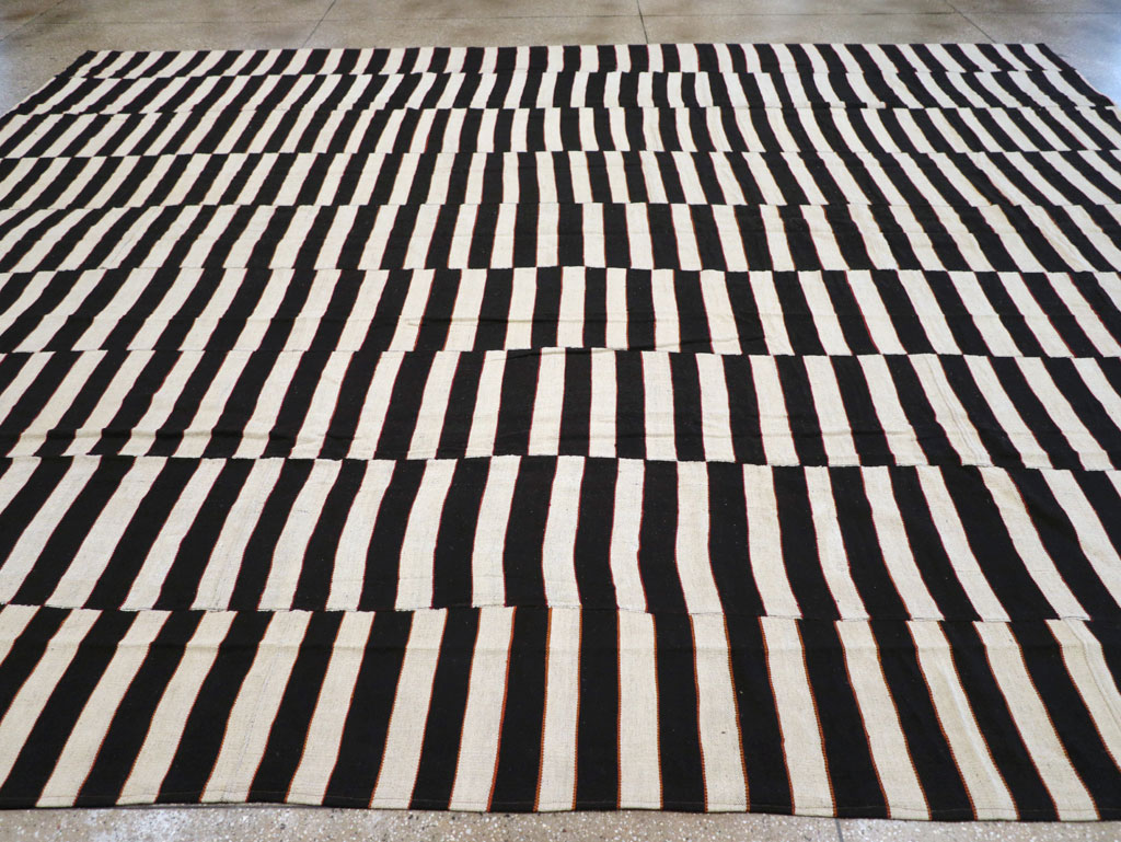 Modern Turkish Flatweave Kilim Large Room Size Carpet, No.31594 - Staging