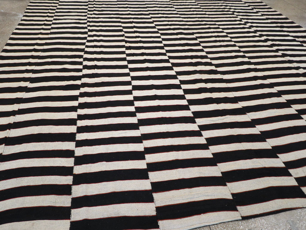 Modern Turkish Flatweave Kilim Large Room Size Carpet, No.31594 - Staging