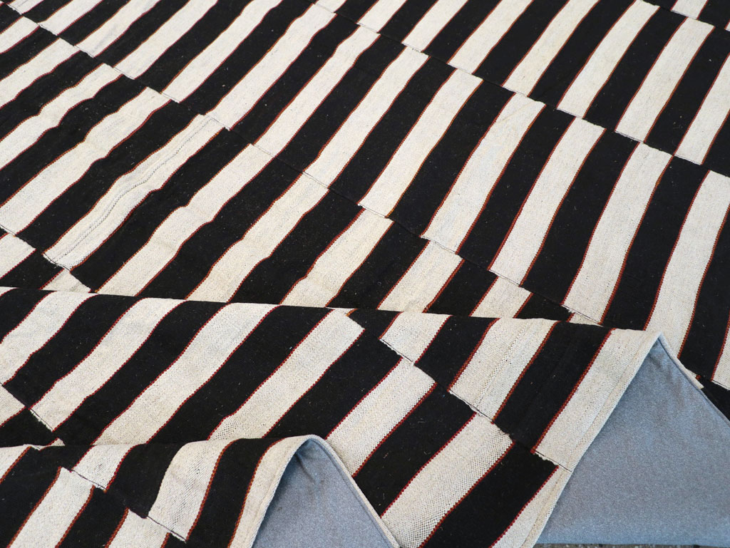 Modern Turkish Flatweave Kilim Large Room Size Carpet, No.31594 - Staging