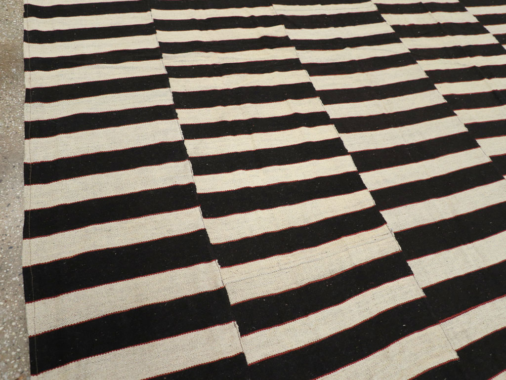 Modern Turkish Flatweave Kilim Room Size Carpet, No.31595 - Staging