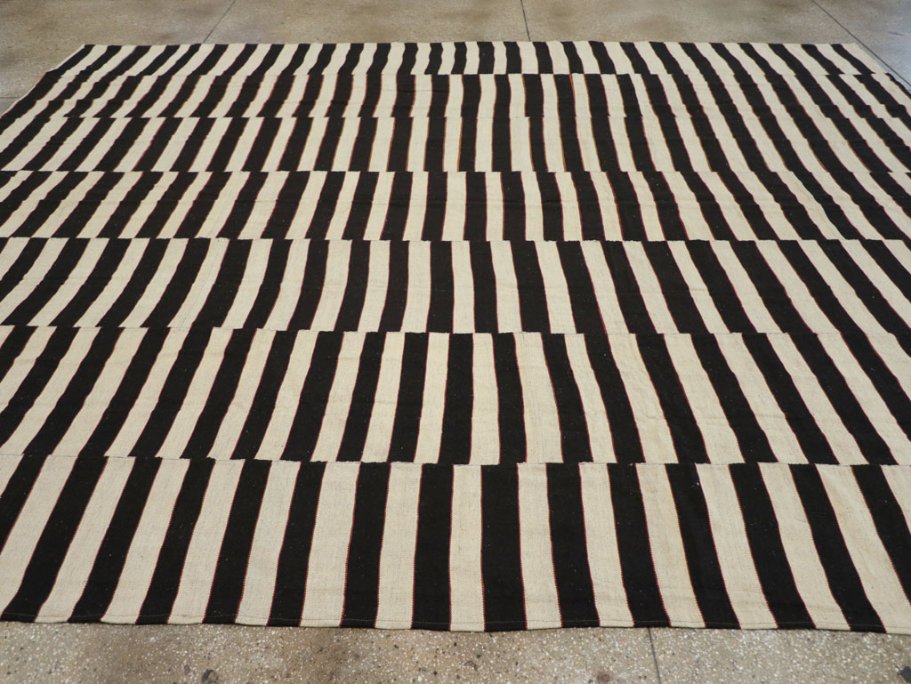 Modern Turkish Flatweave Kilim Room Size Carpet, No.31595 - Staging