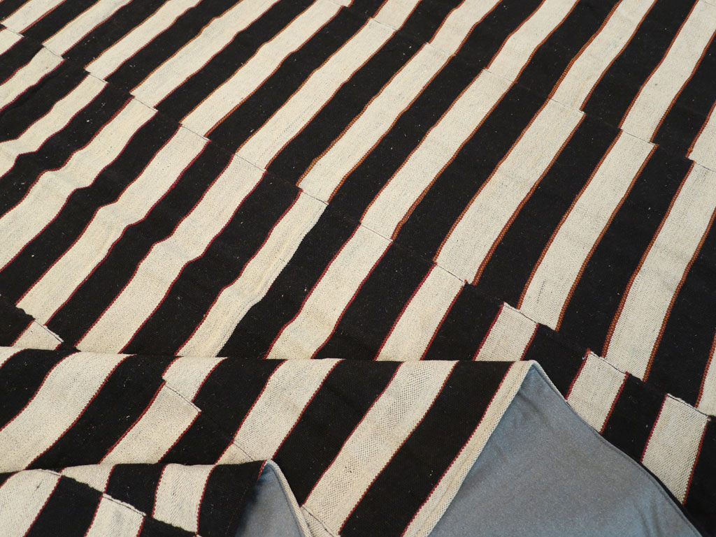 Modern Turkish Flatweave Kilim Room Size Carpet, No.31595 - Staging