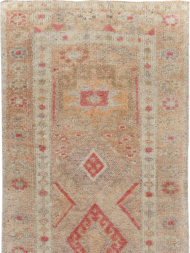 Vintage Turkish Anatolian Small Runner, No.31652 - Staging